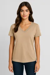Remera color tostado con cuello en V y mangas cortas.