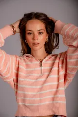Sweater de punto color beige con rayas horizontales blancas, cuello polo con cierre de cremallera y mangas largas.