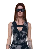 Top tipo corset de denim elástico con lavado artesanal Overo de alto contraste. Cierre frontal de alpaca, escote en V con puente, tiras anchas y espalda tipo musculosa.