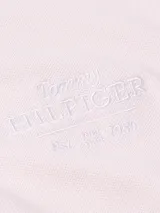 Chomba Tommy Hilfiger de corte regular color rosa claro, con cuello clásico, tapeta de dos botones y logo bordado en el pecho. Confeccionada en algodón orgánico y elastano.