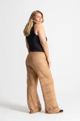 Pantalón de viscosa color beige con textura de crochet, tiro medio-bajo, elástico en la cintura y culotte incluido.