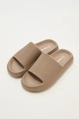 Sandalias tipo ojotas color beige con plataforma.