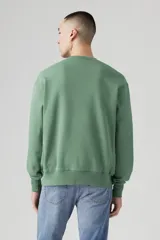 Buzo de frisa verde con cuello redondo y logo de Levi's bordado en el pecho.