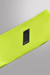 Cinta deportiva elástica para la cabeza color amarillo flúor con logo oblicuo negro y texto "26 1 18 1".