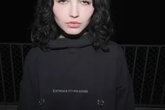 Hoodie negro oversize con capucha y cordón ajustable. Estampa frontal con la palabra "ME" en letras mayúsculas blancas.