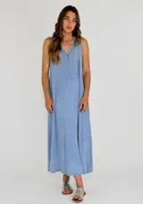 Vestido largo color beige, de corte recto, con escote en V y sin mangas.