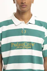 Remera estilo rugby a rayas horizontales verdes y blancas, con cuello blanco tipo polo y mangas cortas. Tiene un logo bordado en el pecho.
