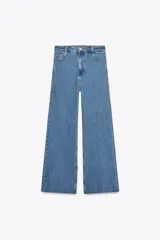Pantalón de jean de tiro alto con trabillas en la cintura, efecto lavado y pierna ancha.