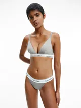 Conjunto Calvin Klein Modern Cotton color gris melange, compuesto por un bralette triangular sin relleno y una tanga con cintura elástica con logo de la marca.