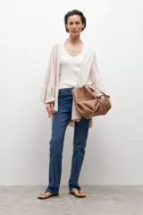 Capa tejida color crudo con volados.