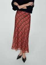 Falda midi de poliéster con forro interior, cintura elástica y estampado de cuadros en tonos rojo, marrón y beige.