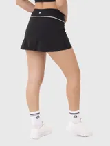 Falda deportiva negra con short incorporado y cintura alta con detalle de línea blanca.