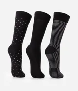 Set de tres pares de medias de caña alta, confeccionadas en algodón. Un par es liso color negro, otro par es negro con lunares blancos y el tercero es negro con rayas horizontales blancas.