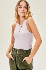 Top sin mangas color lila claro, de tejido acanalado y corte ajustado al cuerpo.