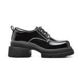 Zapato acordonado de cuero color marrón con costuras blancas y suela track con plataforma.