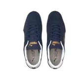 Championes Puma Club de hombre, color azul marino con detalles en blanco y dorado. Confeccionados en gamuza con plantilla SoftFoam+ y suela de goma.