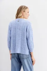 Cárdigan gris de tejido de punto con lentejuelas, calce relajado y mangas largas.