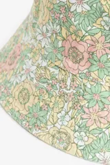 Sombrero tipo bucket de algodón con estampado floral en tonos pastel: amarillo, rosa, verde y blanco.