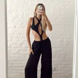 Body negro con aberturas en el abdomen y espalda descubierta.