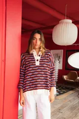 Sweater oversize de punto con cuello polo y cartera con botones, con diseño a rayas horizontales en tonos marrón, celeste y naranja.