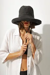 Vestido corto color negro, de corte recto y breteles finos.