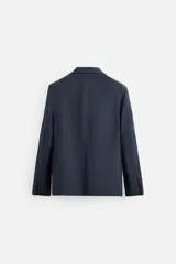 Blazer azul marino de corte recto confeccionado en tejido con lana. Tiene cuello con solapas de muesca, manga larga con puños abotonados, bolsillo de vivo en el pecho, bolsillos de solapa en la cadera, bolsillo interior y cierre frontal con botones.
