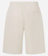 Bermuda baggy color crema, confeccionada en algodón y poliéster. Cuenta con cintura elástica ajustable con cordón y bolsillos cargo laterales.