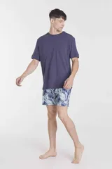 Short de baño con estampado de hojas de palmera en tonos celeste y azul.