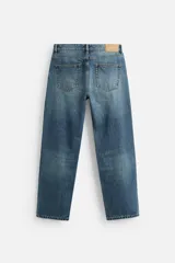 Pantalón de jean celeste de corte recto, con cinco bolsillos, efecto lavado y cierre frontal con botones.