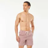 Short de baño rojo con rayas verticales blancas, cintura elástica y cordón ajustable.