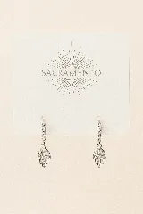 Aros colgantes plateados con forma de argolla con incrustaciones de strass y dije de mano de Fátima/Hamsa con strass.
