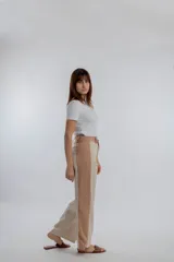 Pantalón de vestir color arena con corte recto y diseño color block en tonos beige y marrón.