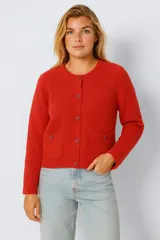 Cárdigan rojo de punto con cuello redondo, mangas largas, cierre frontal con botones y bolsillos de parche.