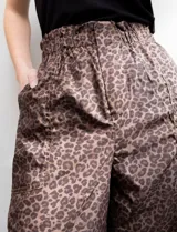 Pantalón wide leg de algodón y poliéster con estampado animal print. Cuenta con pretina ancha elastizada, broche interno, cierre y bolsillos delanteros.