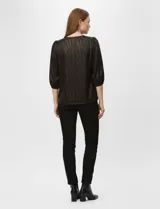 Blusa Zac & Rachel con estampado laminado en tonos marrones y negros. Tiene cuello redondo fruncido, mangas 3/4 con puños elásticos y abertura en la espalda con botones.