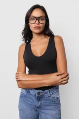 Body negro de microfibra al cuerpo con escote en V y broches snap en la entrepierna.