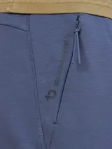 Pantalón jogging azul de corte ajustado.
