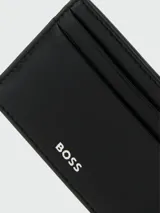 Tarjetero BOSS de cuero negro con múltiples ranuras para tarjetas y logo plateado en la parte inferior.