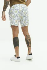 Short de baño con estampado a rayas verticales en tonos celeste y blanco, con cintura elástica ajustable con cordón, dos bolsillos laterales y uno trasero.