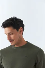 Sweater de punto color verde militar con cuello redondo y logo bordado en el pecho.