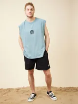 Musculosa celeste con estampado circular en el pecho.