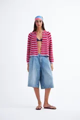 Cardigan tejido de punto a rayas horizontales rojas y lilas, con cuello polo y cierre frontal con botones.