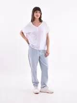 Pantalón de jean negro, corte mom fit, tiro alto y bolsillos delanteros y traseros.