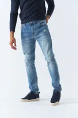 Pantalón jean negro de corte recto, tiro medio, con logo bordado y presillas para cinturón.