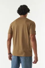 Remera gris de algodón con estampa frontal con el texto "Mistral 76 Originals" en blanco, amarillo y rojo.