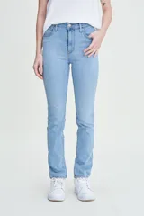 Jeans de tiro alto color celeste, ajustados en cadera y muslos, con pierna recta y cierre de bragueta.