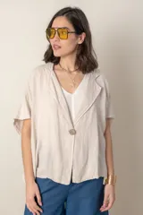 Chaqueta italiana de lino color blanco, de corte suelto y amplio, con cierre de un botón. Talle único oversize hasta XL.