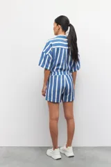 Short pijama con rayas verticales azules y blancas, con elástico en la cintura y cordones ajustables.