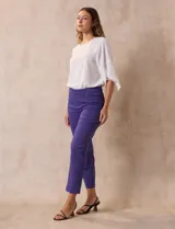 Pantalón verde esmeralda de gabardina elastizada, marca Zac & Rachel. Corte recto, pretina ancha pespunteada, bolsillos simulados y largo al tobillo.