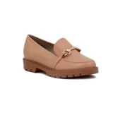 Mocasines planos color rosa viejo con suela track de goma marrón. Presentan un adorno metálico dorado en el empeine.